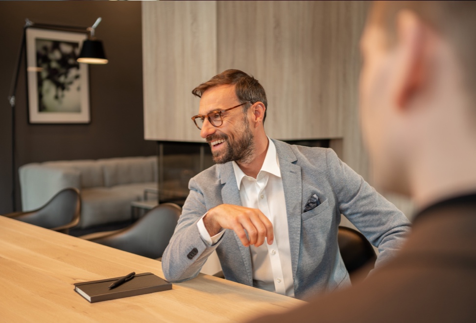 Zwei Geschäftsmänner in einer Besprechung